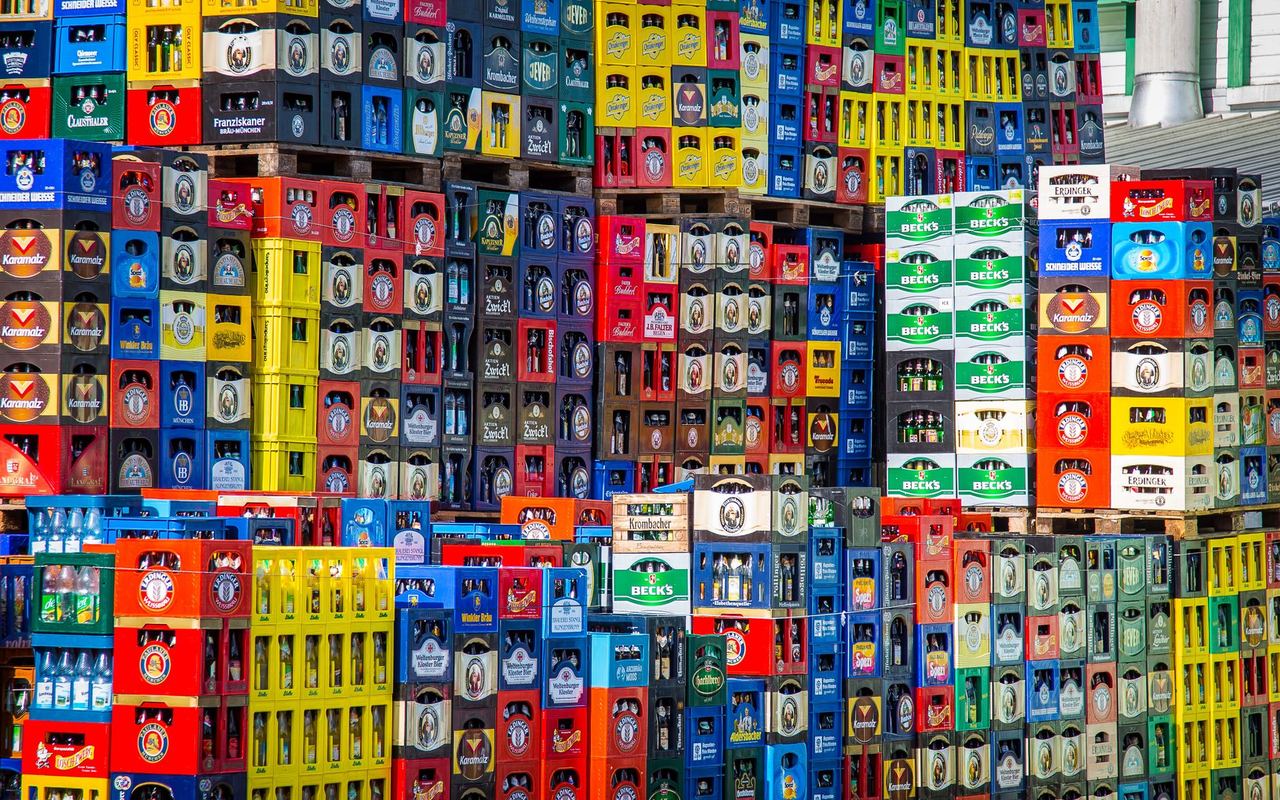 Engradados de bebidas empilhados em depósito