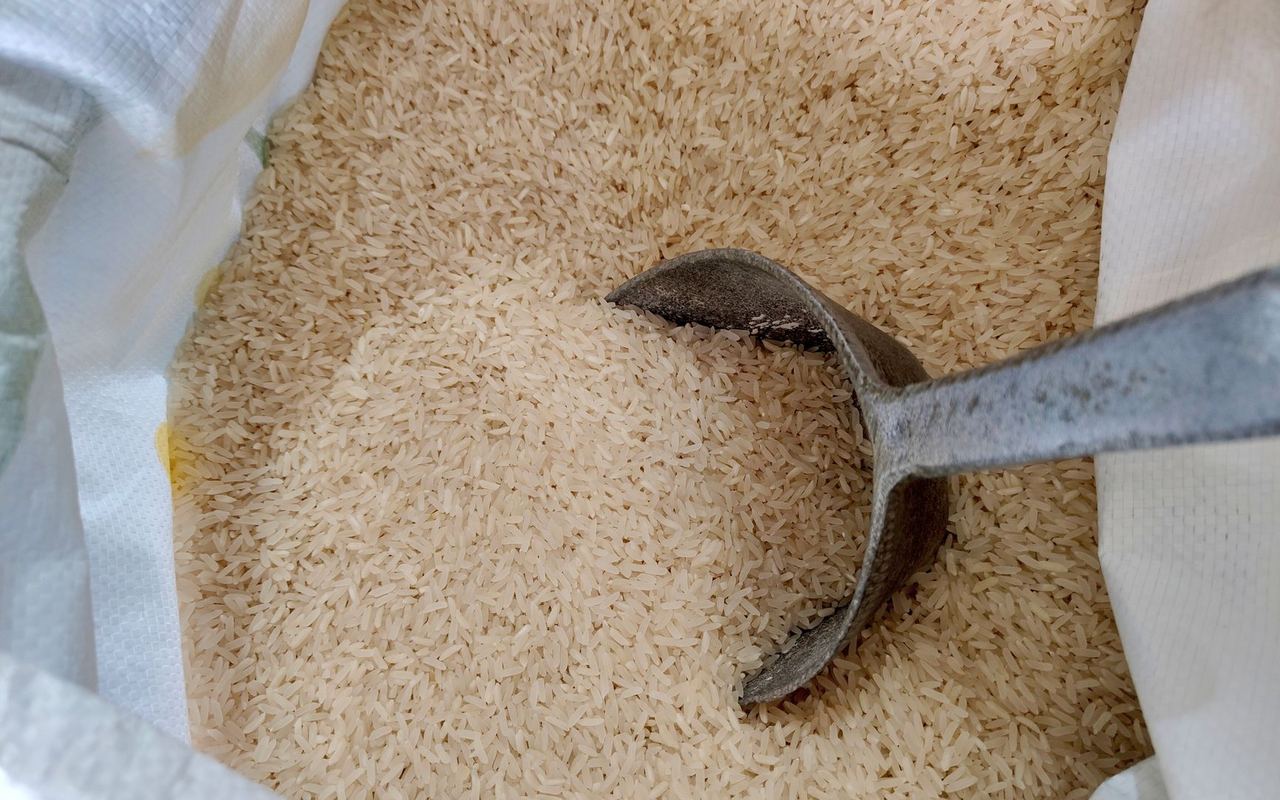 Arroz a granel em saco aberto com concha