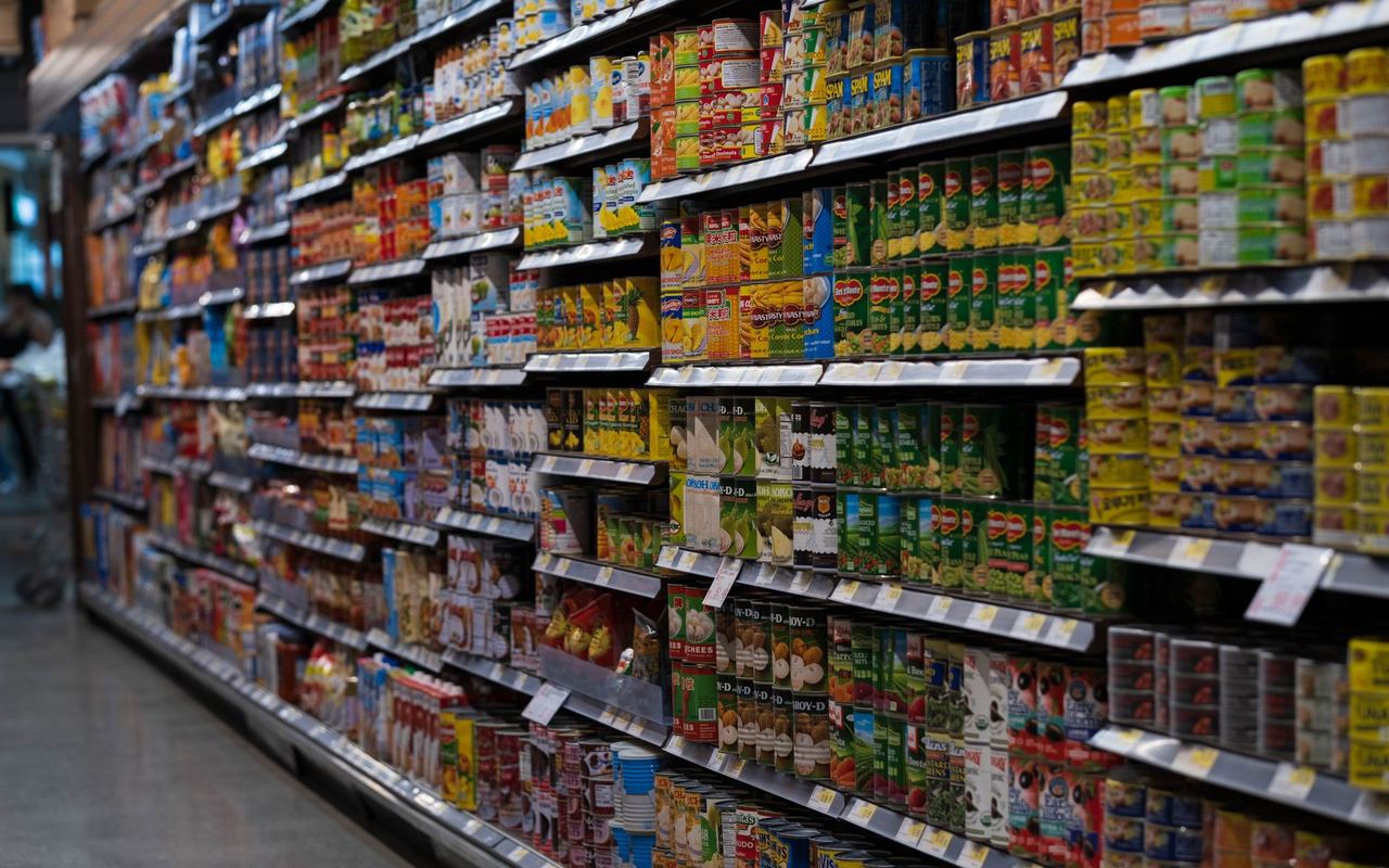 Corredor de mercearia abastecido com alimentos embalados